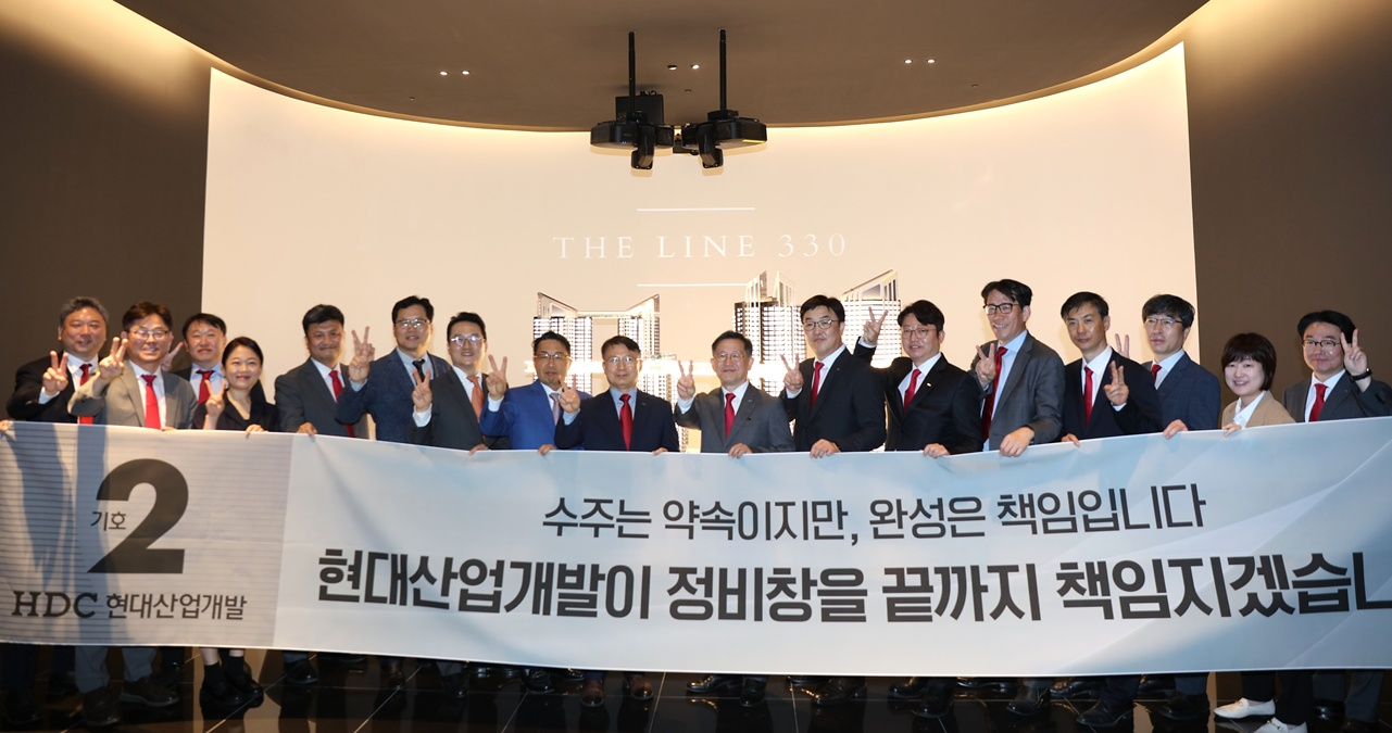 9일 오전 서울 용산구 한강대로 23 홍보관에 방문한 HDC현대산업개발 관계자들이 기념촬영을 하고 있다. / 사진=한상현 기자
