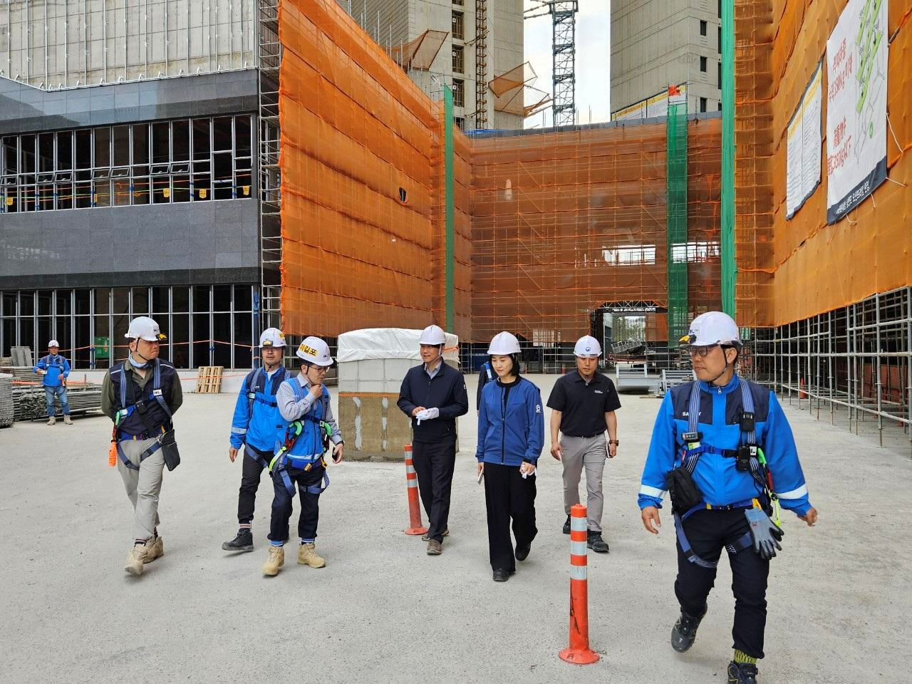 e편한세상 삼천포 오션프라임 현장에서 이길포 DL이앤씨 CSO(왼쪽 세번째)와 정원희 고용노동부 진주지청장(다섯 번째)이 현장을 점검 중이다./사진제공=DL이앤씨