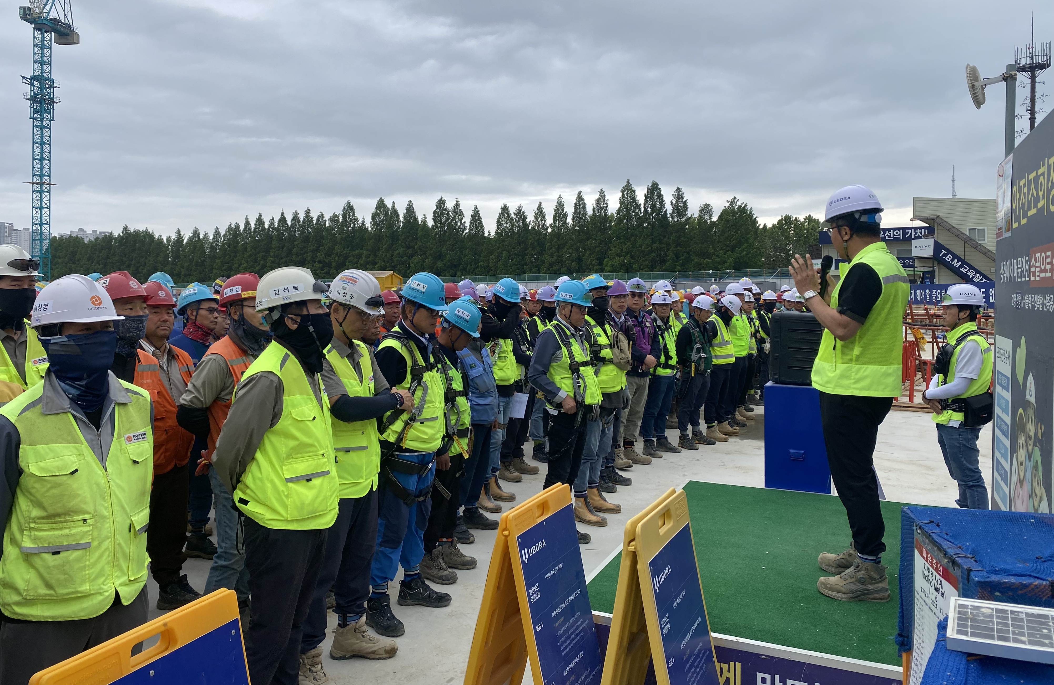 이정렬 반도건설 시공부문 대표가 고양 장항 카이브 유보라 현장 근로자를 대상으로 온열질환 예방 교육 중이다. / 사진제공=반도건설