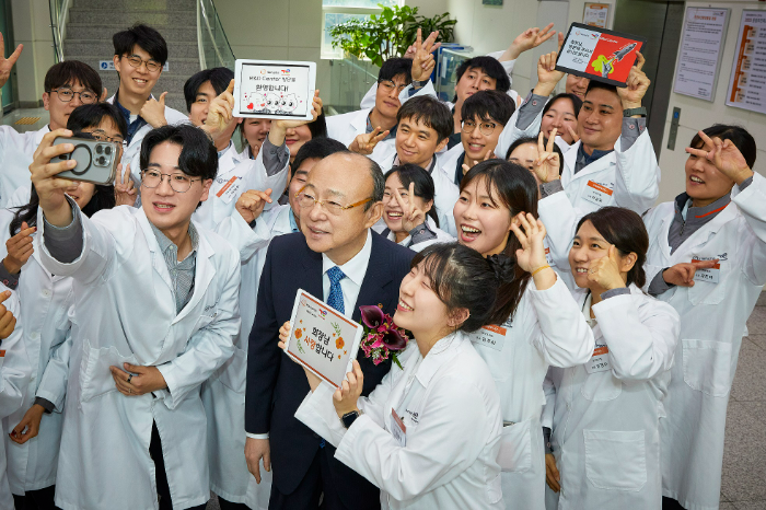 김승연 회장(첫째 줄 오른쪽에서 두 번째)이 한화토탈에너지스 연구소에서 연구원들과 셀카를 찍고 있다. /사진제공=한화커뮤니케이션위원회