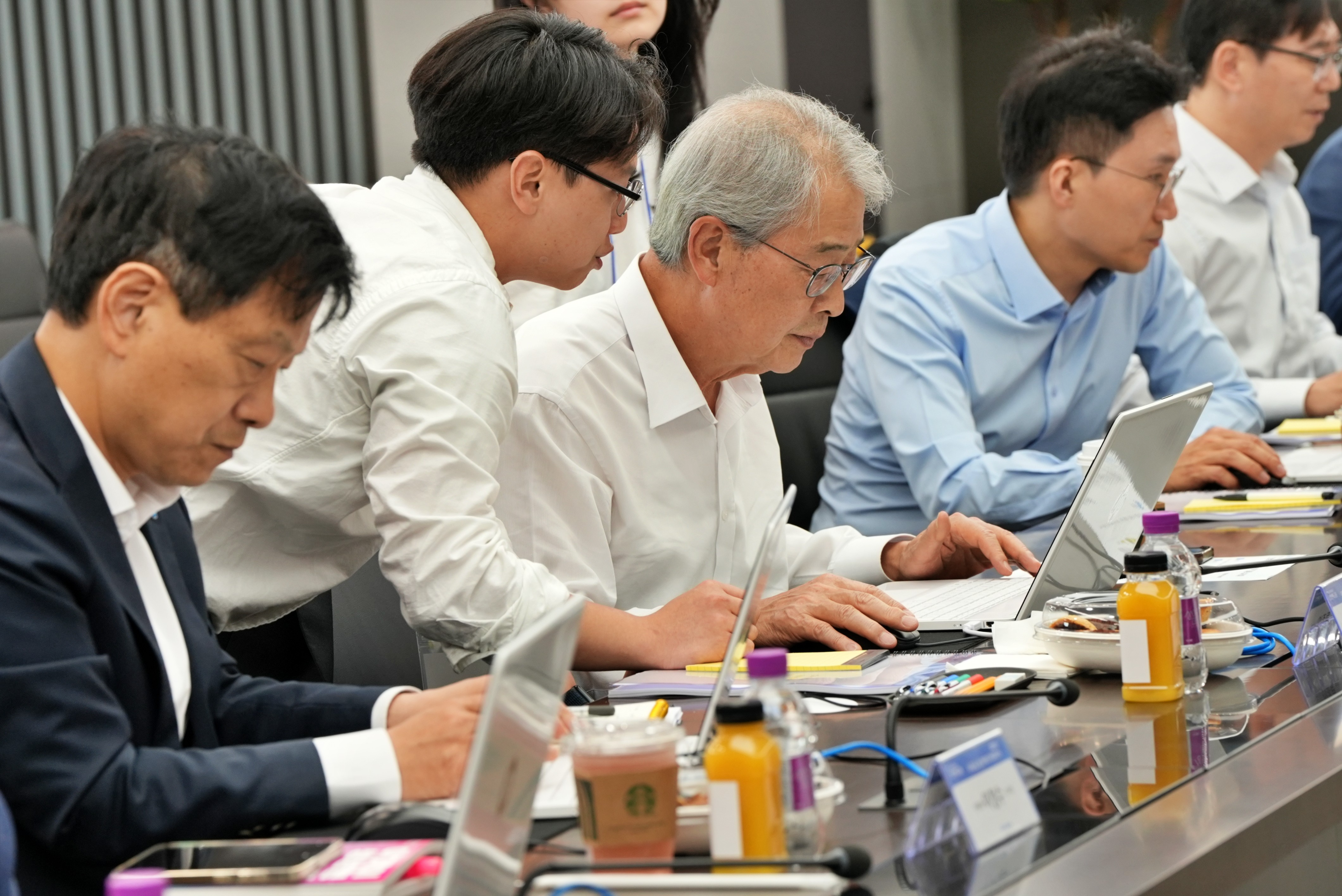 임종룡 우리금융그룹 회장(가운데)이 직접 ChatGPT 업무 활용 실습을 하고 있다. / 사진제공=우리금융그룹