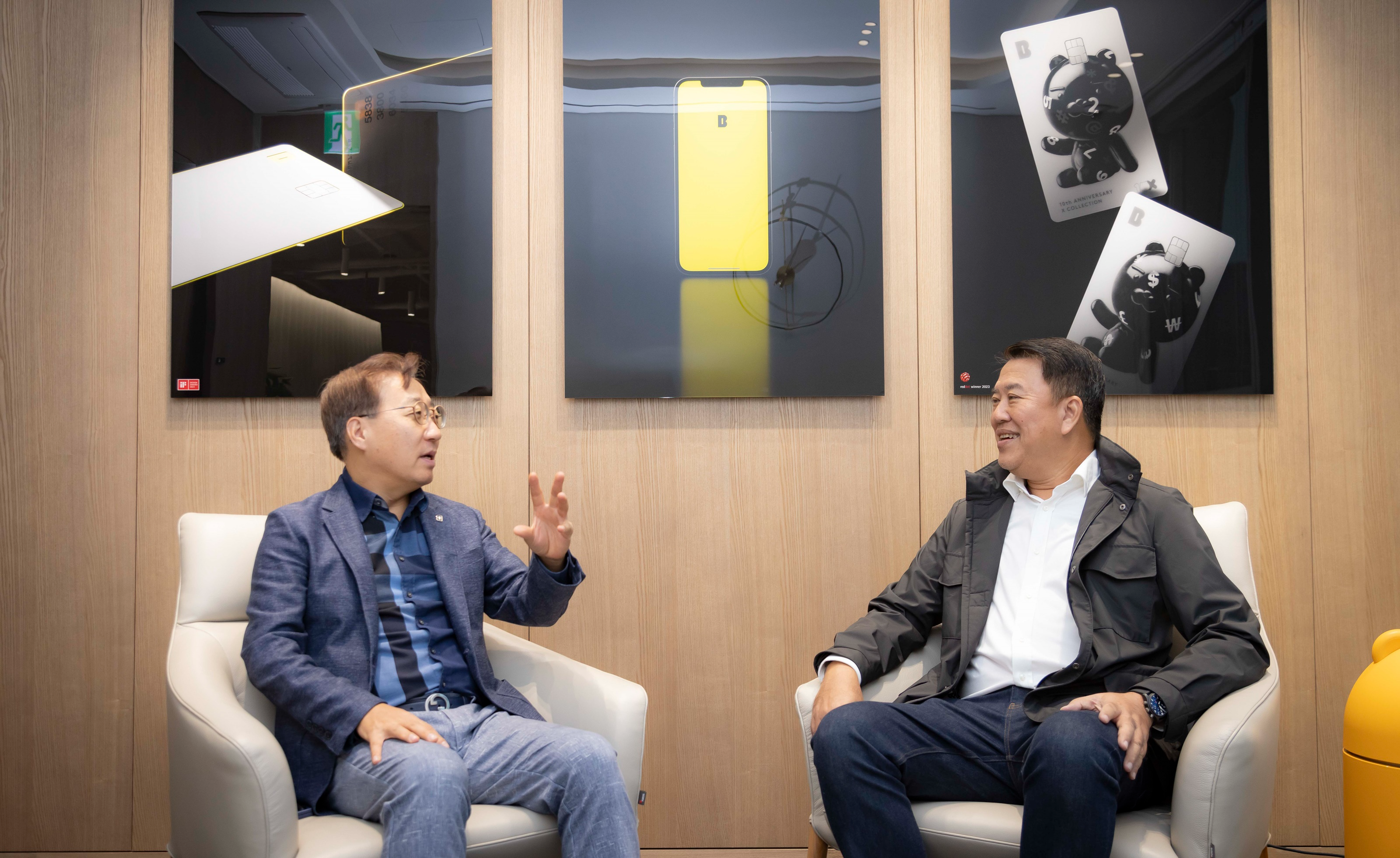 2024년 11월 1일 태국 금융지주회사 SCBx가 카카오뱅크 판교오피스(경기 성남시)를 방문해 카카오뱅크 경영진과 가상은행 합작 인가 추진 현황에 대한 회의를 진행했다. 카카오뱅크 윤호영 대표(왼쪽)와 아르시드 난다위다야(Arthid Nanthawithaya) SCBX 대표이사가 이야기를 나누고 있다. / 사진제공=카카오뱅크