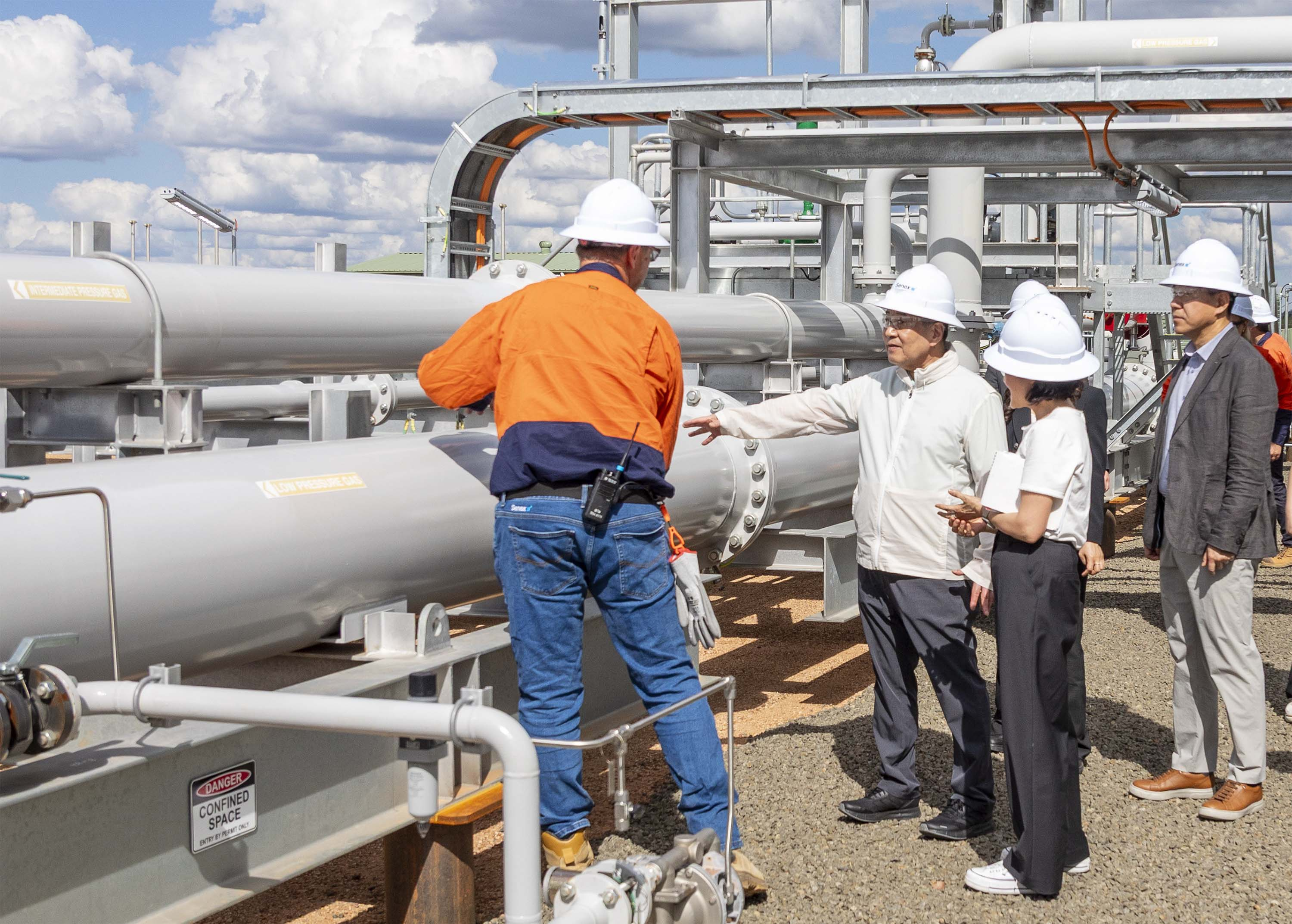 장인화 포스코그룹 회장(왼쪽 두 번째)이 호주 퀸즐랜드주 세넥스에너지 가스전 현장을 찾아 사업을 점검하고 있다. / 사진=포스코홀딩스