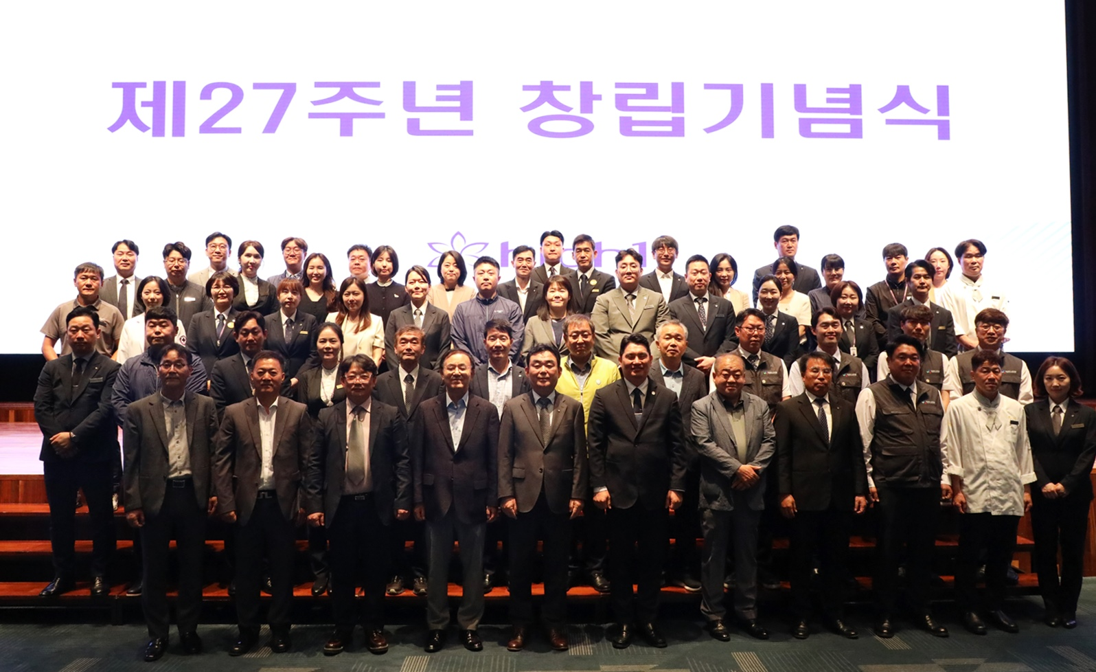 최철규 강원랜드 대표이사 직무대행(첫줄 다섯번째)이 23일 열린 제27주년 창립기념식에서 기념촬영을 하고 있다. /사진제공=강원랜드