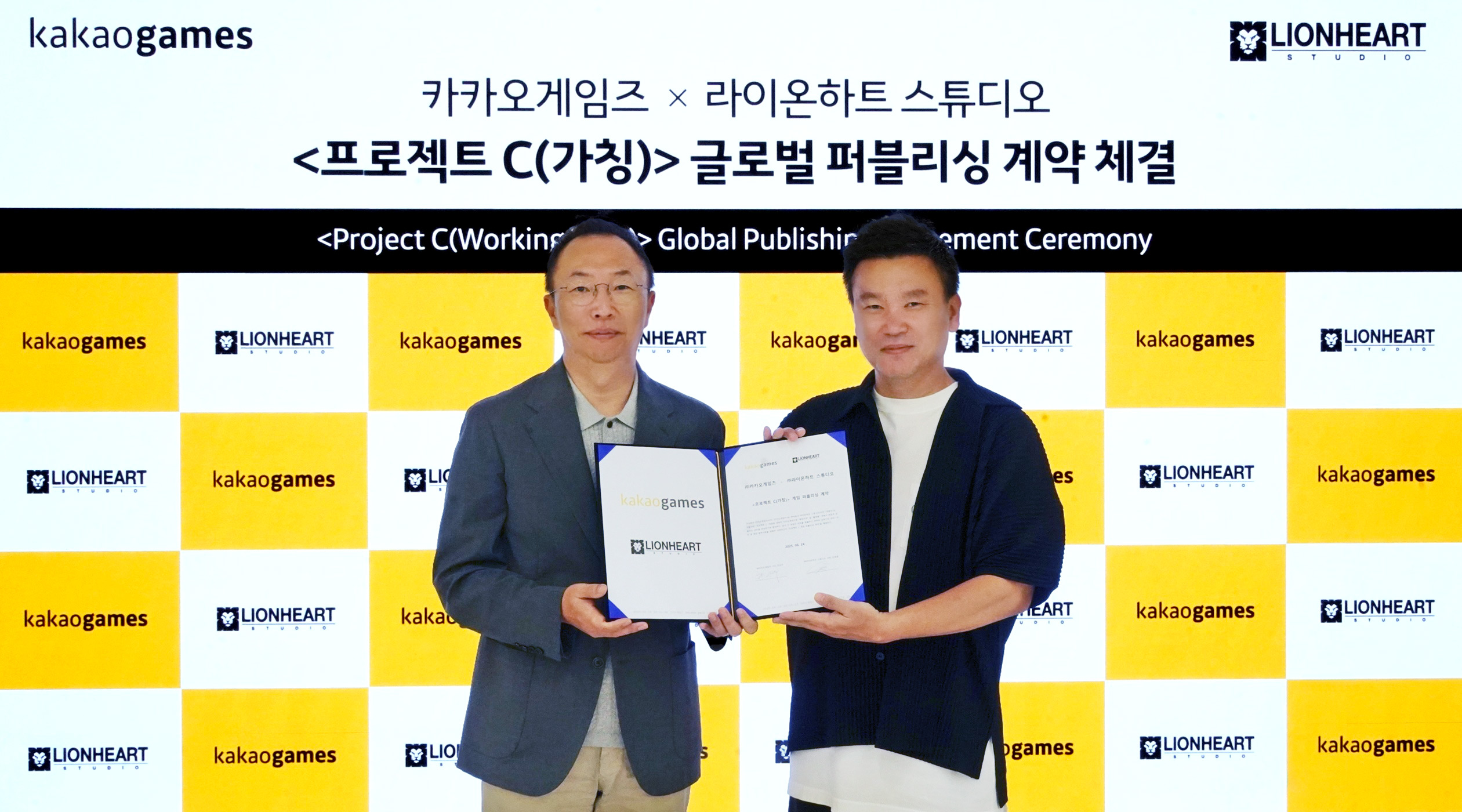 한상우 카카오게임즈 대표(왼쪽)와 김재영 라이온하트 스튜디오 의장이 프로젝트C 글로벌 퍼블리싱 계약을 체결하고 기념사진을 촬영하고 있다. / 사진=카카오게임즈