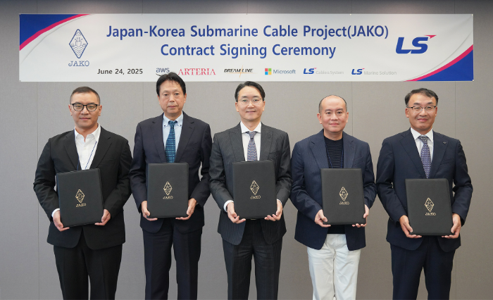 (왼쪽부터) 이한욱 AWS APAC 백본 총괄, 다츠야 아베 아르테리아 네트웍스 대표, 한윤재 드림라인 대표, 스탠리 임 마이크로소프트 상무, 주완섭 LS전선 통신·산업솔루션사업본부장(전무). /사진제공=LS전선