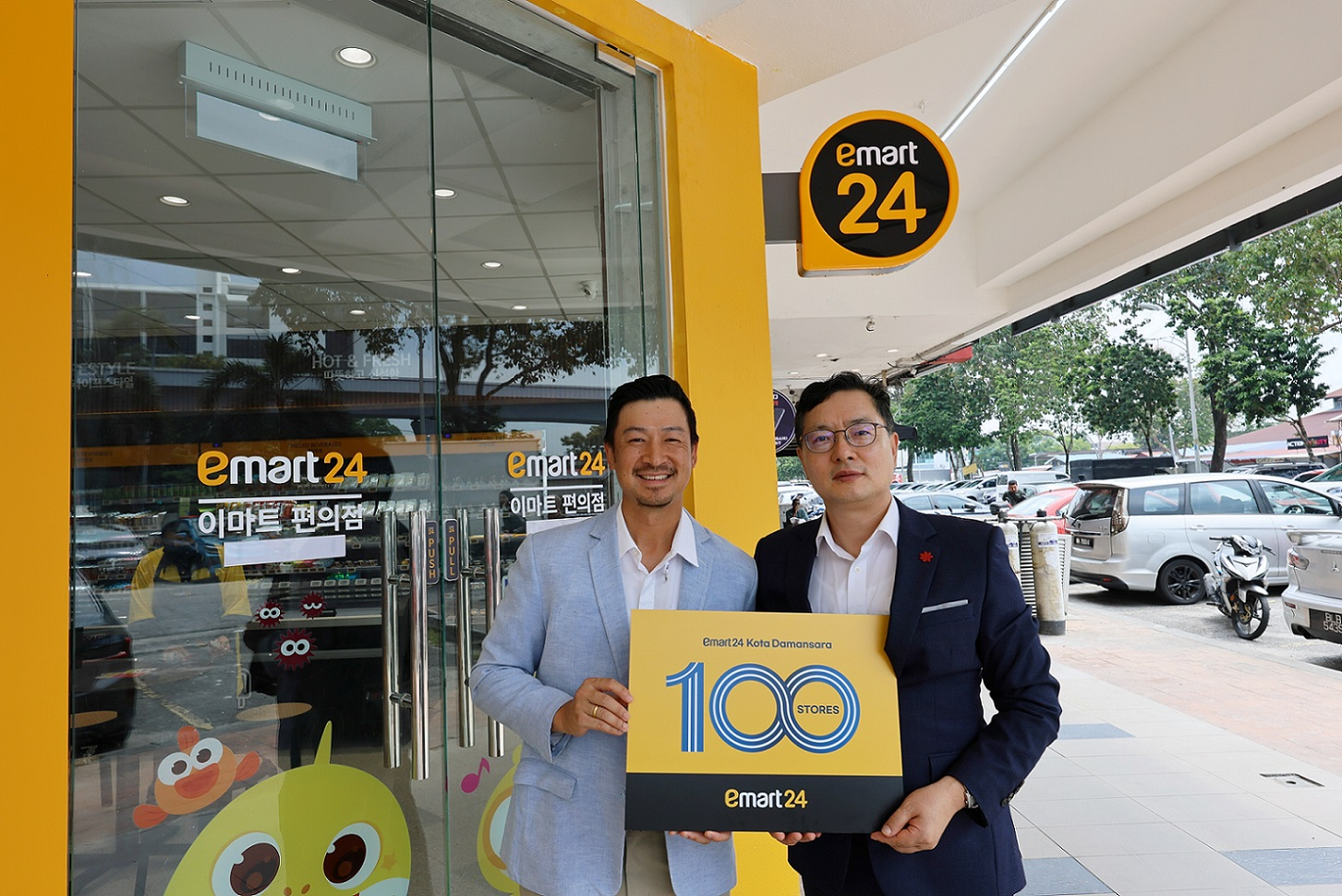 이마트24 영업지원담당 강인석 상무(오른쪽)와 이마트24 말레이시아 CEO 뷔통 팡(Vuitton Pang)이 100호점 매장 앞에서 기념촬영을 하고 있다. /사진제공=이마트24