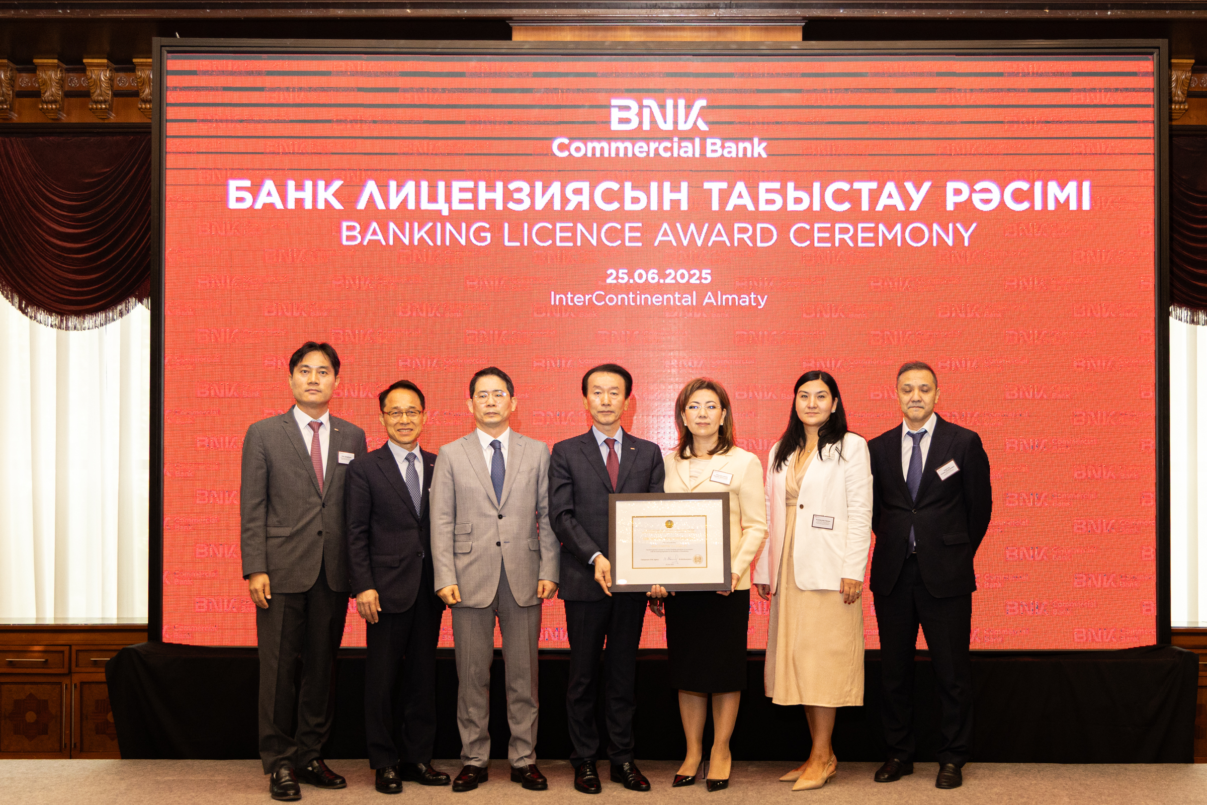 김성주 BNK캐피탈 대표이사(왼쪽에서 네 번째)와 마지나 아빌카시모바 카자흐스탄 금융감독원장(오른쪽에서 세 번째)가 BNK캐피탈 카자흐스탄법인 은행업 본인가 승인 행사에서 기념 촬영을 하고 있다.(2025.06.25.)/사진 제공 = BNK금융그룹