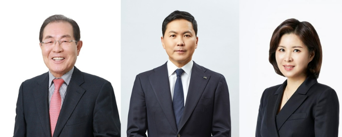 한국콜마 윤동한 회장과 윤상현 부회장, 콜마비앤에이치 윤여원 대표(왼쪽부터). /사진=한국콜마, 콜마비앤에이치