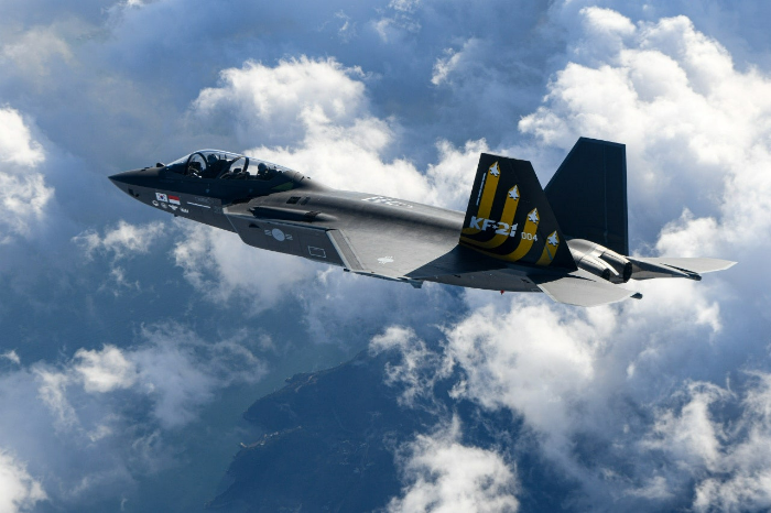 비행중인 FK-21 복좌형 4호기. /사진제공=KAI