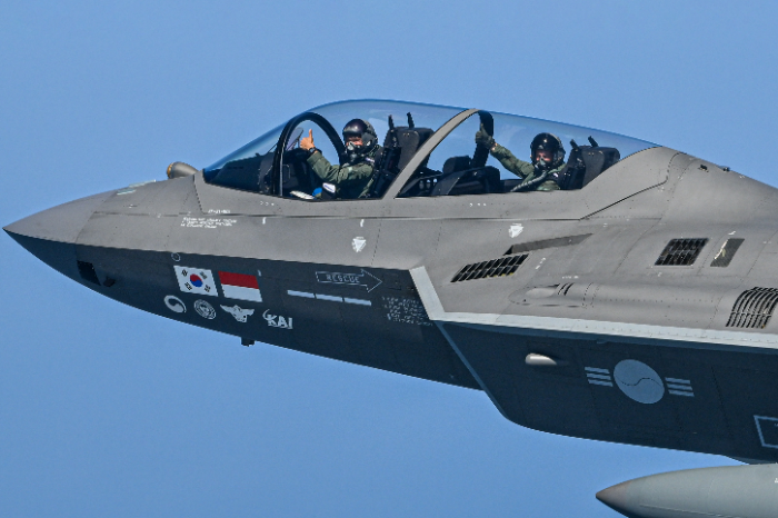 폴란드 공군사령관(후방석)이 KF-21을 탑승하고 있다. /사진제공=대한민국 공군