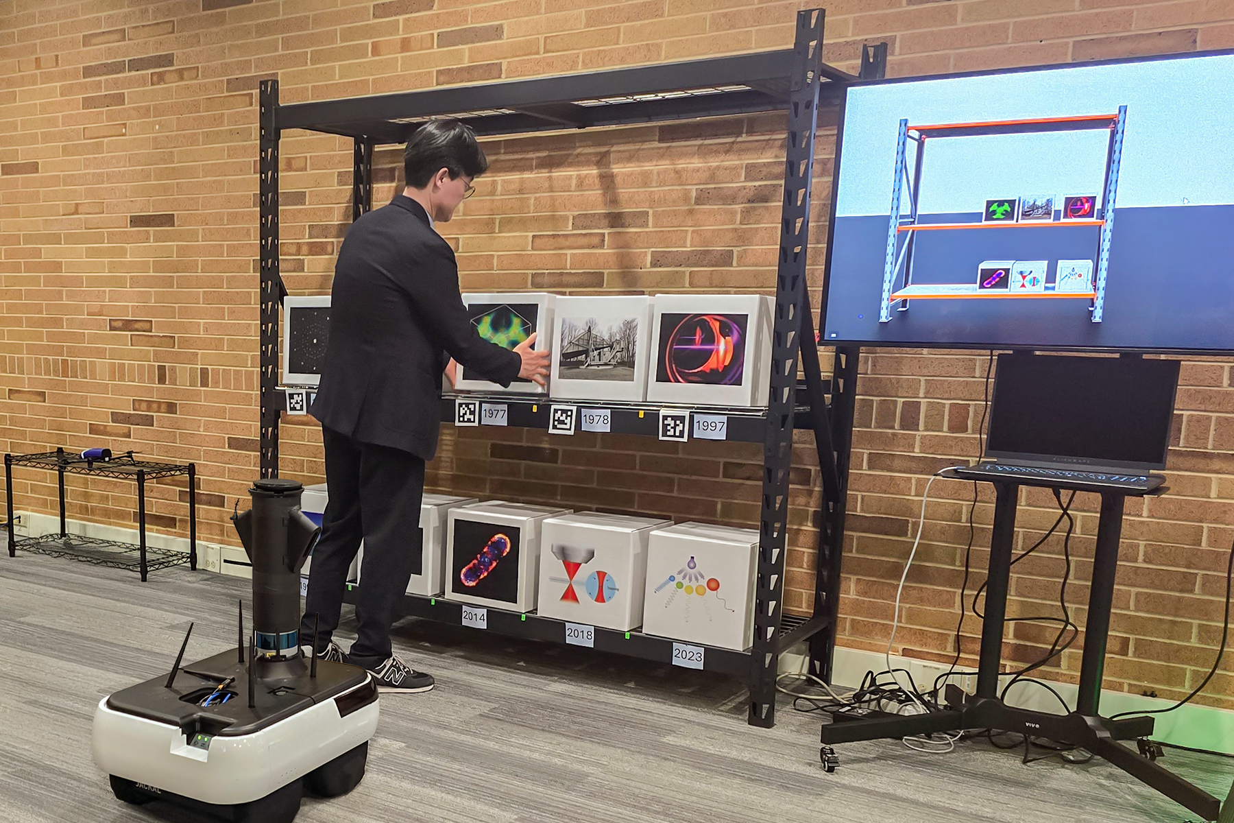 KT가 ‘시맨틱 통신’ 연구 개발을 통해 6G 시대 글로벌 기술 리더십 확보에 나서겠다고 30일 밝혔다. 사진은 KT 미래네트워크연구소 직원들이 미국 벨 연구소에서 진행된 시맨틱 통신 관련 개발 시연에 참여하는 모습. / 사진=KT