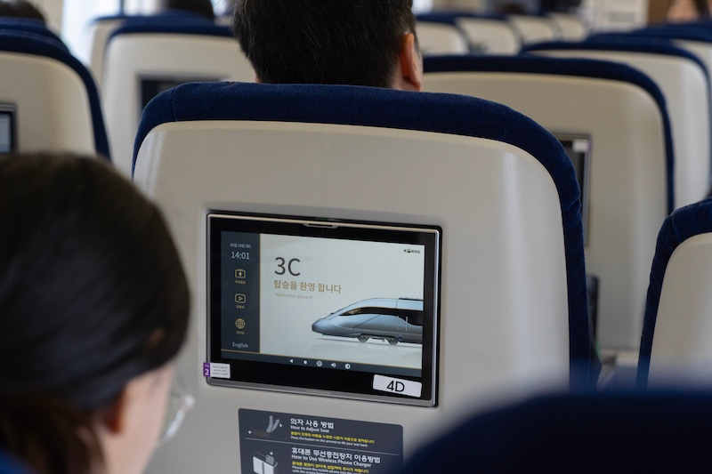 현대로템은 한국철도공사(코레일)에 ‘2세대 KTX-이음’ 초도 편성분을 기존 계획보다 약 4개월 앞서 조기 인도했다고 30일 밝혔다. 사진은 ‘2세대 KTX-이음’ 내부. / 사진=현대로템