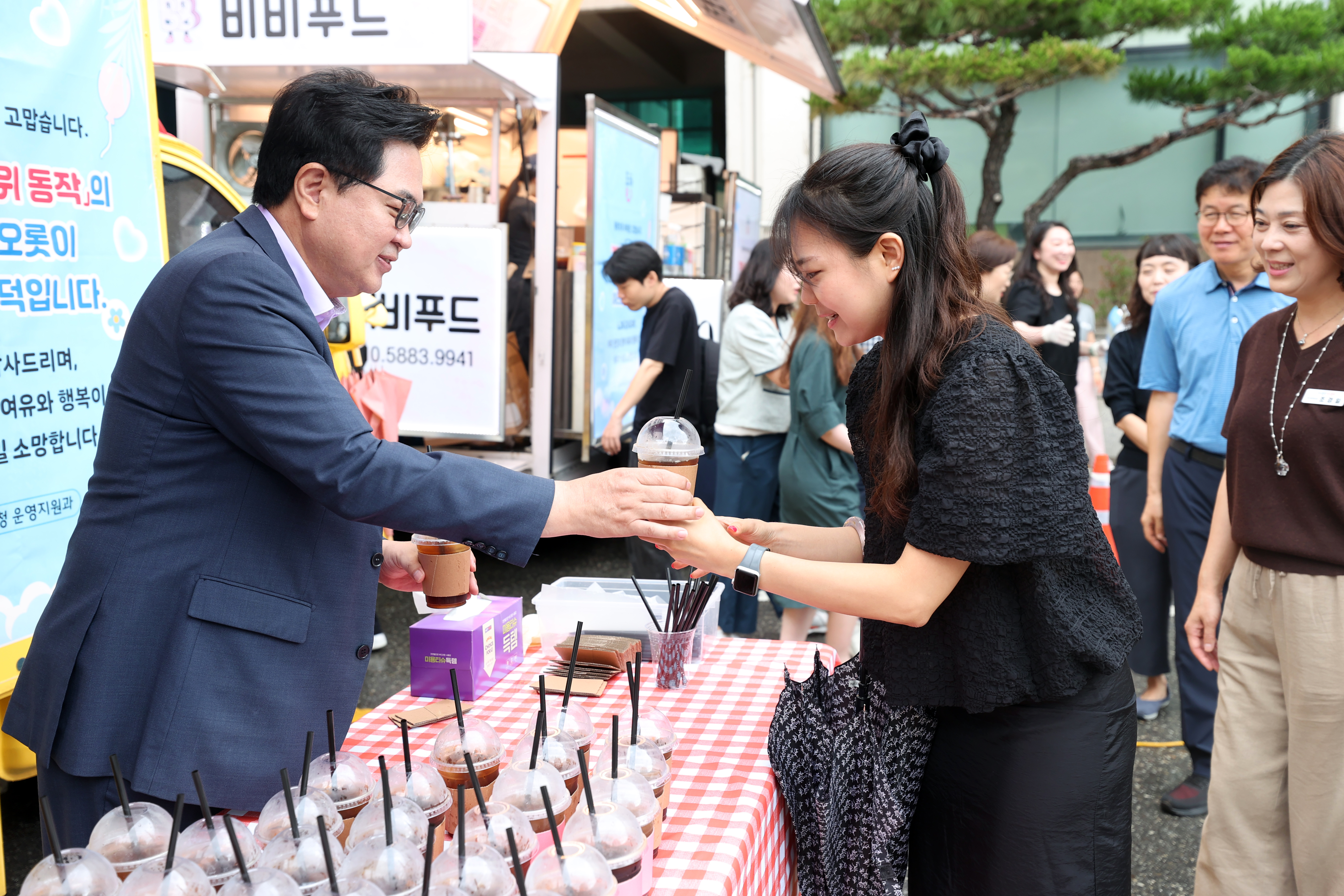 박일하 동작구청장이 지난 1일 커피차 이벤트로 직원들의 노고를 격려하며 민선 8기 4년 차 시작을 알렸다./사진제공=동작구