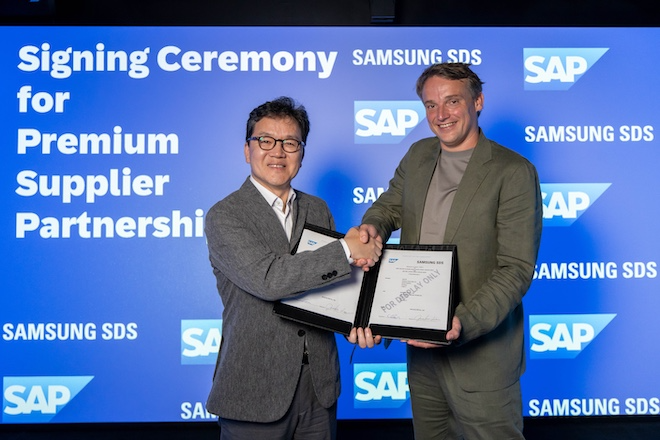 삼성SDS가 2일(현지시간) 독일 SAP 본사에서 'RISE with SAP 프리미엄 서플라이어' 파트너십을 체결했다. (왼쪽부터) 이준희 삼성SDS 대표이사, 크리스티안 클라인 SAP CEO. / 사진=삼성SDS