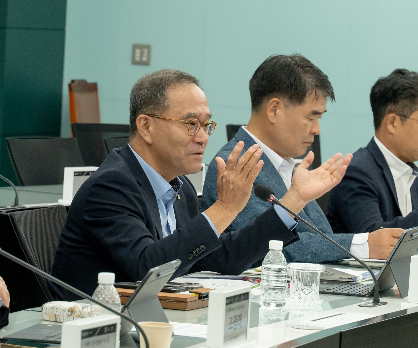 이찬우 NH농협금융그룹 회장(맨 왼쪽)이 2일 2025 제1차 ESG전략협의뢰를 주재하고 있다. / 사진제공 = NH농협금융그룹