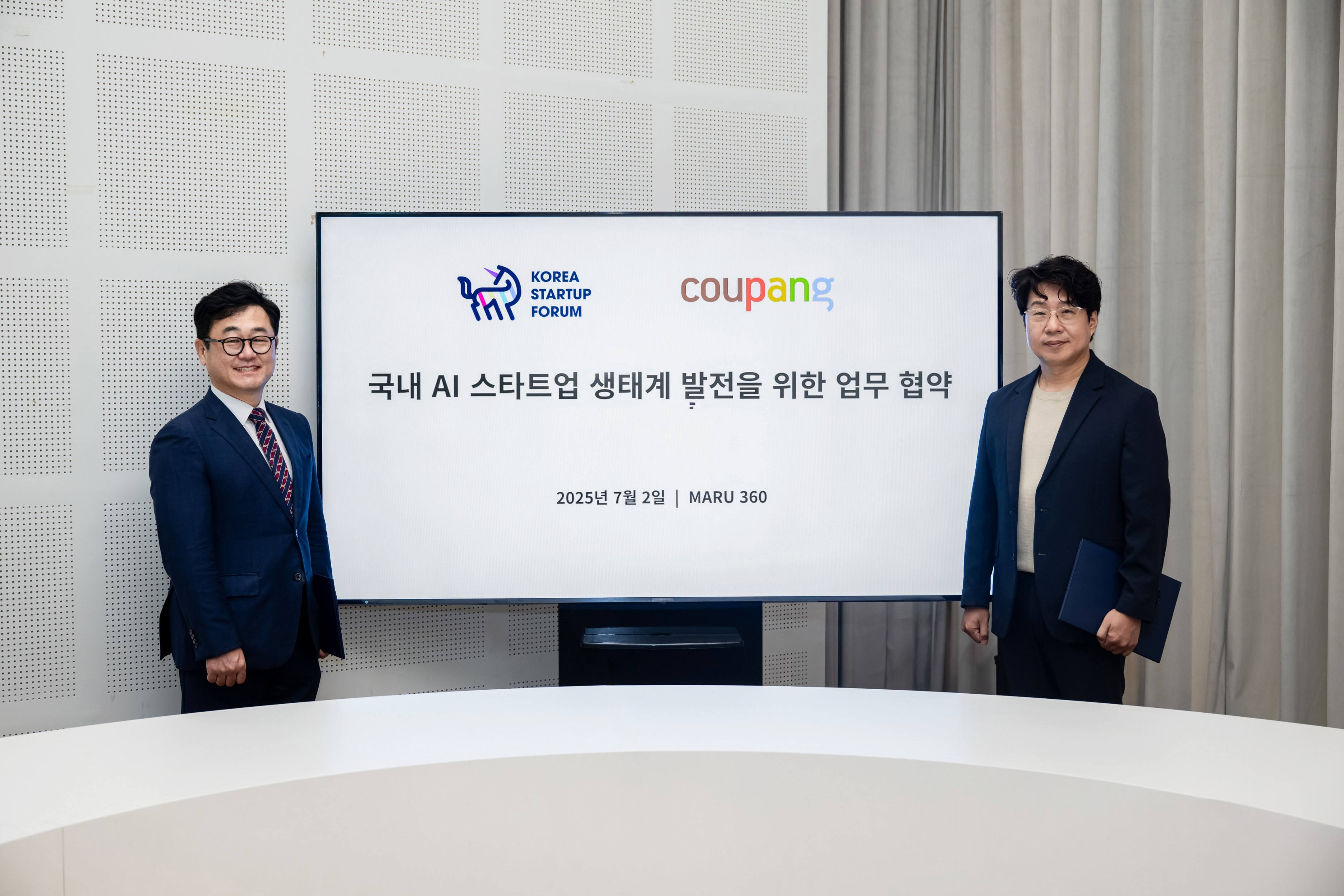 전경수 쿠팡 전무(우)와 구태언 코리아스타트업포럼(좌) 부의장이 업무협약 기념 사진촬영을 하고 있다./사진제공=쿠팡