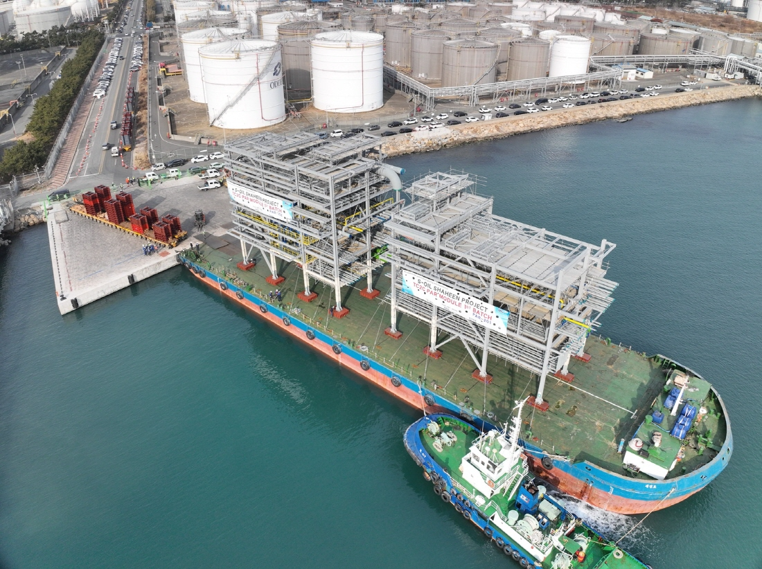 샤힌 프로젝트 대형 모듈을 실은 바지선이 울산신항 부두에 접안하는 작업을 하고 있다./사진제공=DL이앤씨