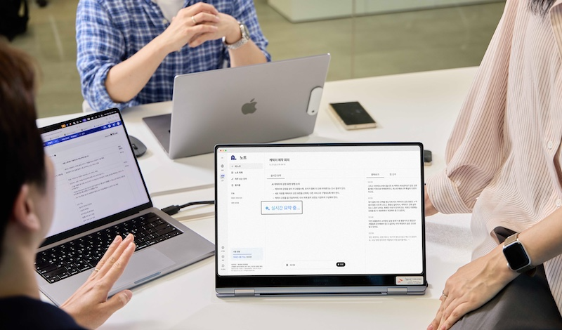 SK텔레콤은 지난달 30일 인공지능(AI) 서비스 ‘에이닷(A.)’에 베타 버전으로 탑재된 ‘노트’ 서비스가 출시 일주일 만에 누적 사용자 30만명을 돌파했다고 7일 밝혔다. 사진은 SKT 모델이 에이닷 ‘노트’ 웹 버전 실시간 요약 기능을 사용하는 모습. / 사진=SK텔레콤