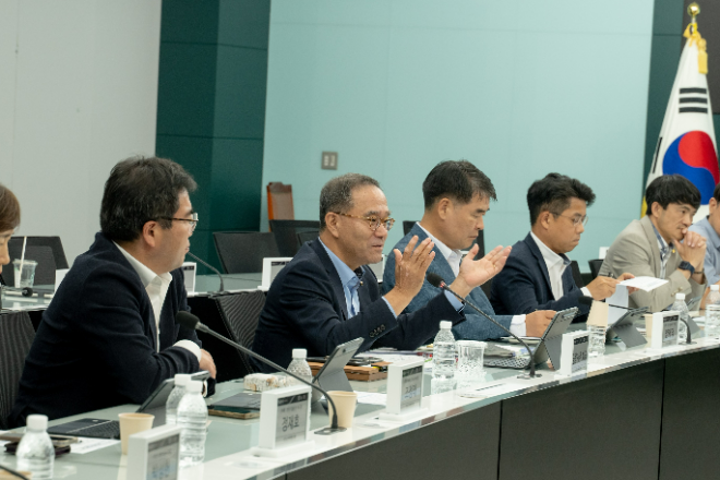 지난 2일 서울 중구 본사에서 지주·계열사 ESG 담당 임원들이 참석한 가운데 제1차 농협금융 ESG전략협의회가 개최됐다. 이찬우 회장(왼쪽에서 두 번째)이 회의를 주재하고 있다.