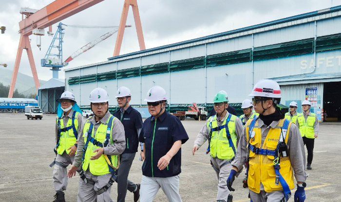 HD현대 권오갑 회장(첫 번째 줄 왼쪽 두 번째)이 7일 필리핀 수빅 조선소 현장을 둘러보고 직원들을 격려하고 있다. /사진제공=HD현대