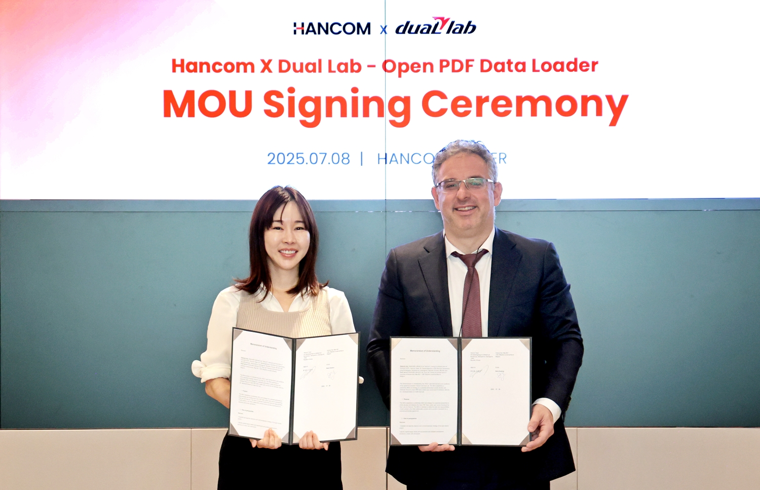 (왼쪽부터) 김연수 한컴 대표와 보리스 두브로브 듀얼랩 대표가 협약 후 기념사진을 촬영하고 있다. / 사진=한글과컴퓨터