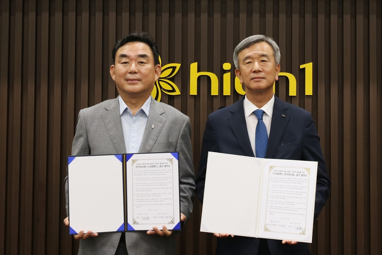 최철규 강원랜드 대표이사직무대행(왼쪽)과 정기환 한국마사회 회장이 ESG가치실현 위한 업무협약을 체결하고 기념촬영을 하는 모습./사진제공=강원랜드