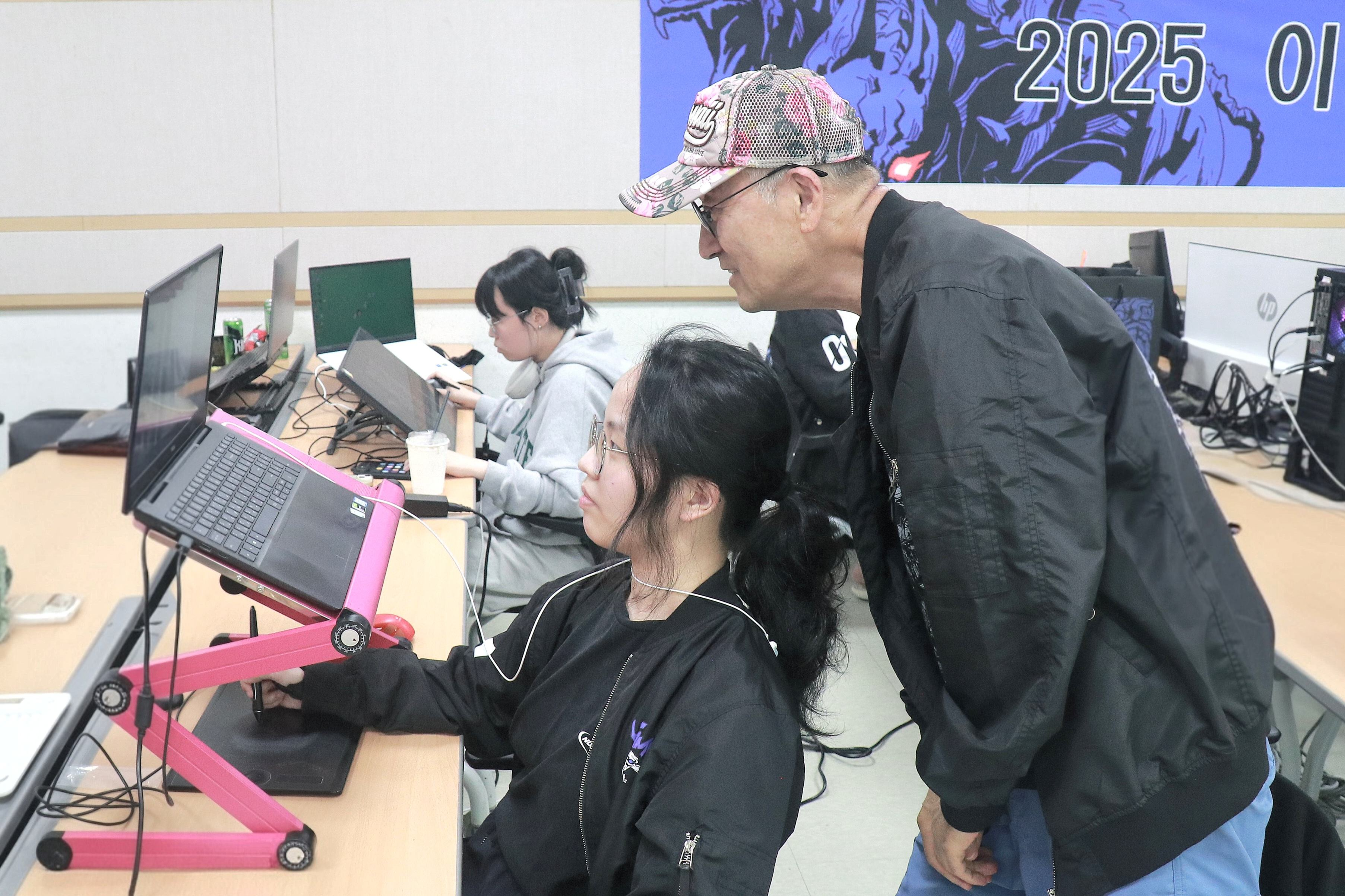 이현세 작가가 참가자의 작업을 살펴보며 피드백을 전하고 있다. / 사진=네이버웹툰