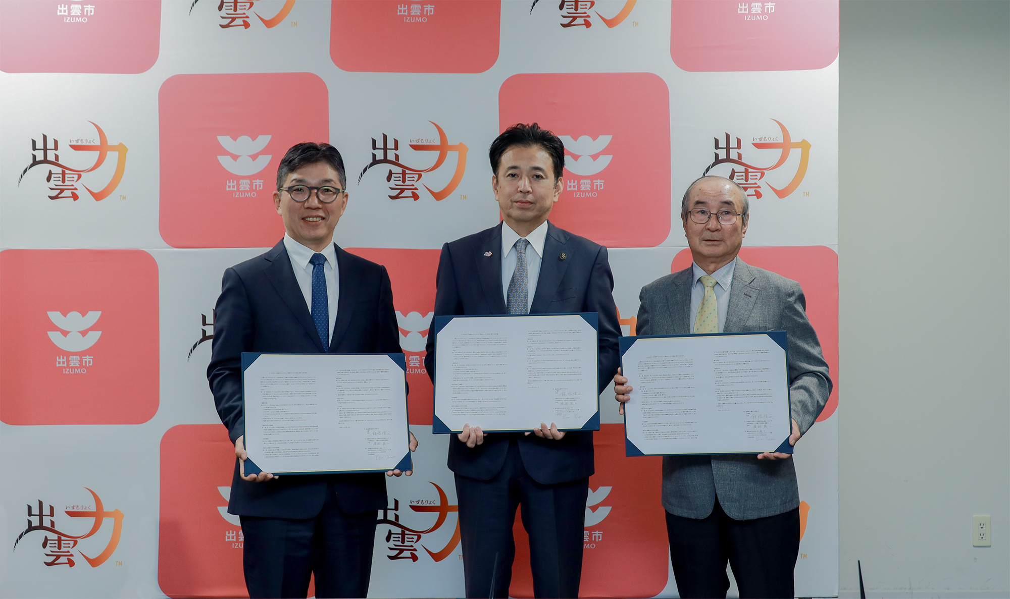 네이버클라우드는 지난 6월 23일 일본 이즈모시와 ‘클로바 케어콜’ 도입을 위한 업무 협약을 체결했다고 밝혔다. 사진은 (왼쪽부터) 김유원 네이버클라우드 대표, 이이즈카 토시유키 이즈모시장, 와타나베 에이지 사회복지법인 이즈모시 사회복지협의회 회장. / 사진=네이버클라우드