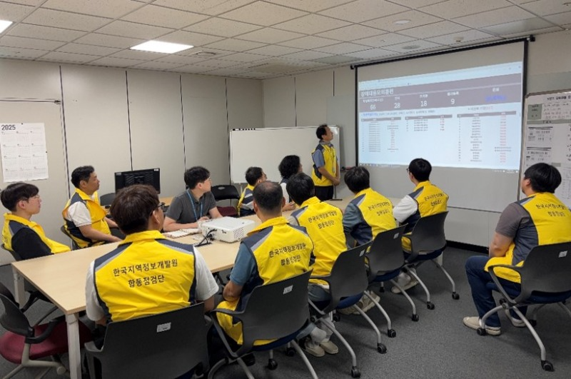 한국지역정보개발원 합동점검단이 모의훈련을 시행하는 모습./사진제공=한국지역정보개발원