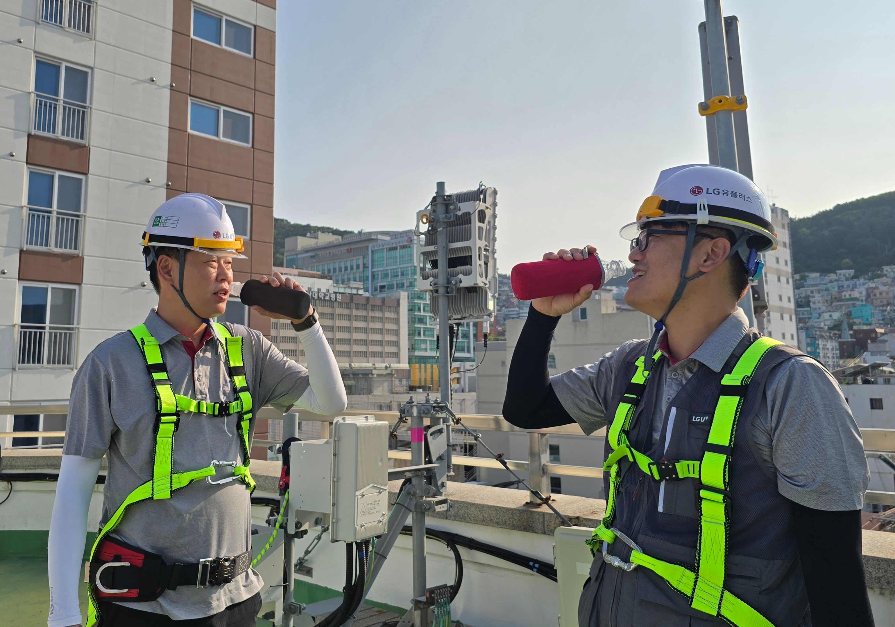 LG유플러스가 최근 기록적인 폭염이 지속되는 가운데, 현장 근로자들의 안전을 위해 다양한 지원책을 마련했다고 14일 밝혔다. 사진은 현장 근무 중 식수를 마시는 LG유플러스 직원의 모습. / 사진=LG유플러스