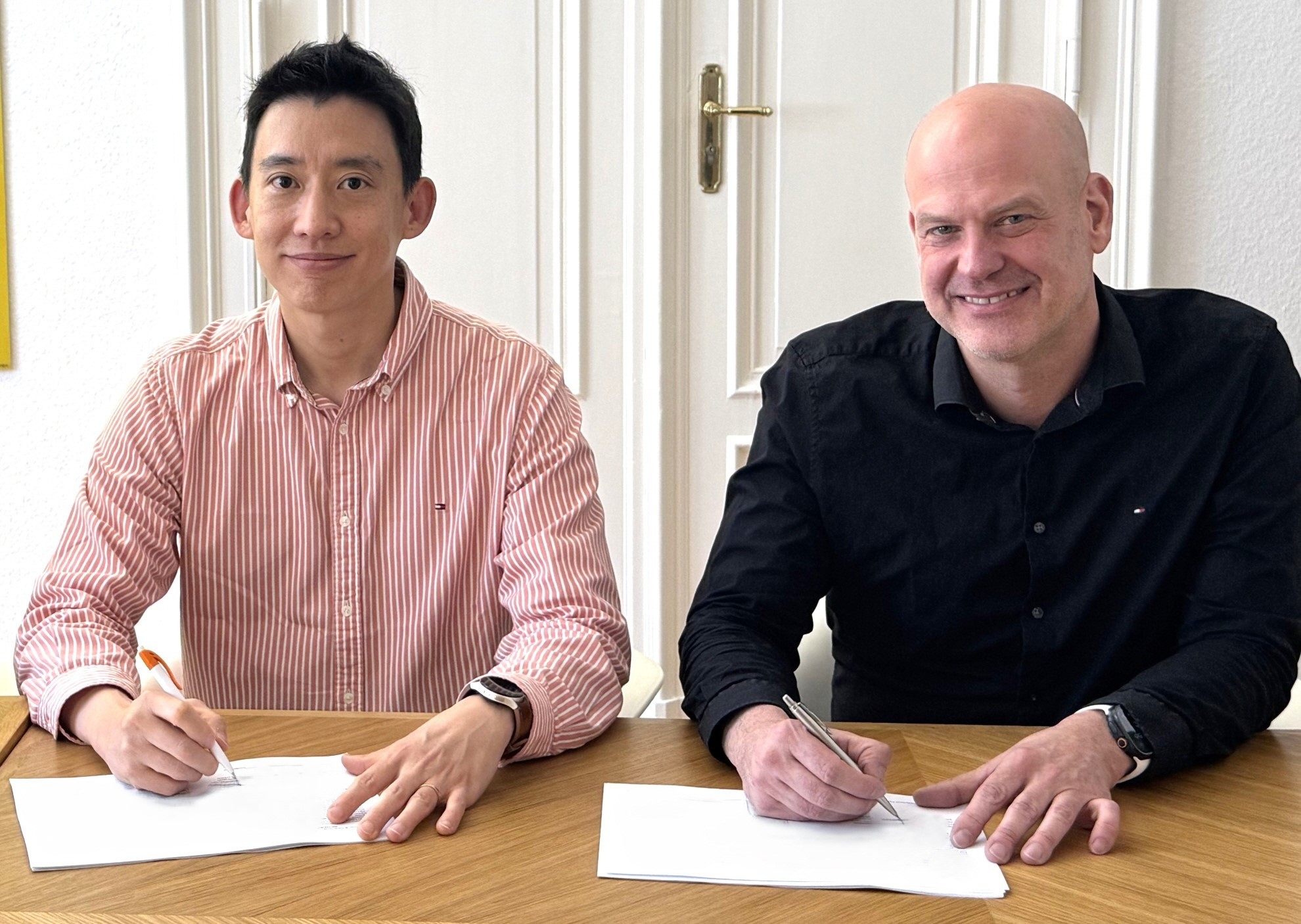 한글과컴퓨터 자회사 씽크프리는 유럽 1위 협업 플랫폼 기업 넥스트클라우드와 전략적 파트너십을 체결했다고 14일 밝혔다. 사진은 (왼쪽부터) 김두영 씽크프리 대표, 프랑크 카를리첵 넥스트클라우드 대표. / 사진=한컴