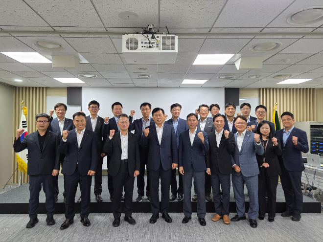 농협금융은 15일 서울시 서대문구 농협손해보험 본사에서 ‘2025년 제3차 자산운용전략회의’를 개최했다. 황종연 부사장(앞줄 왼쪽에서 네 번째)과 임직원들이 자산운용 사업목표 달성을 다짐하고 있다. / 사진=NH농협금융지주