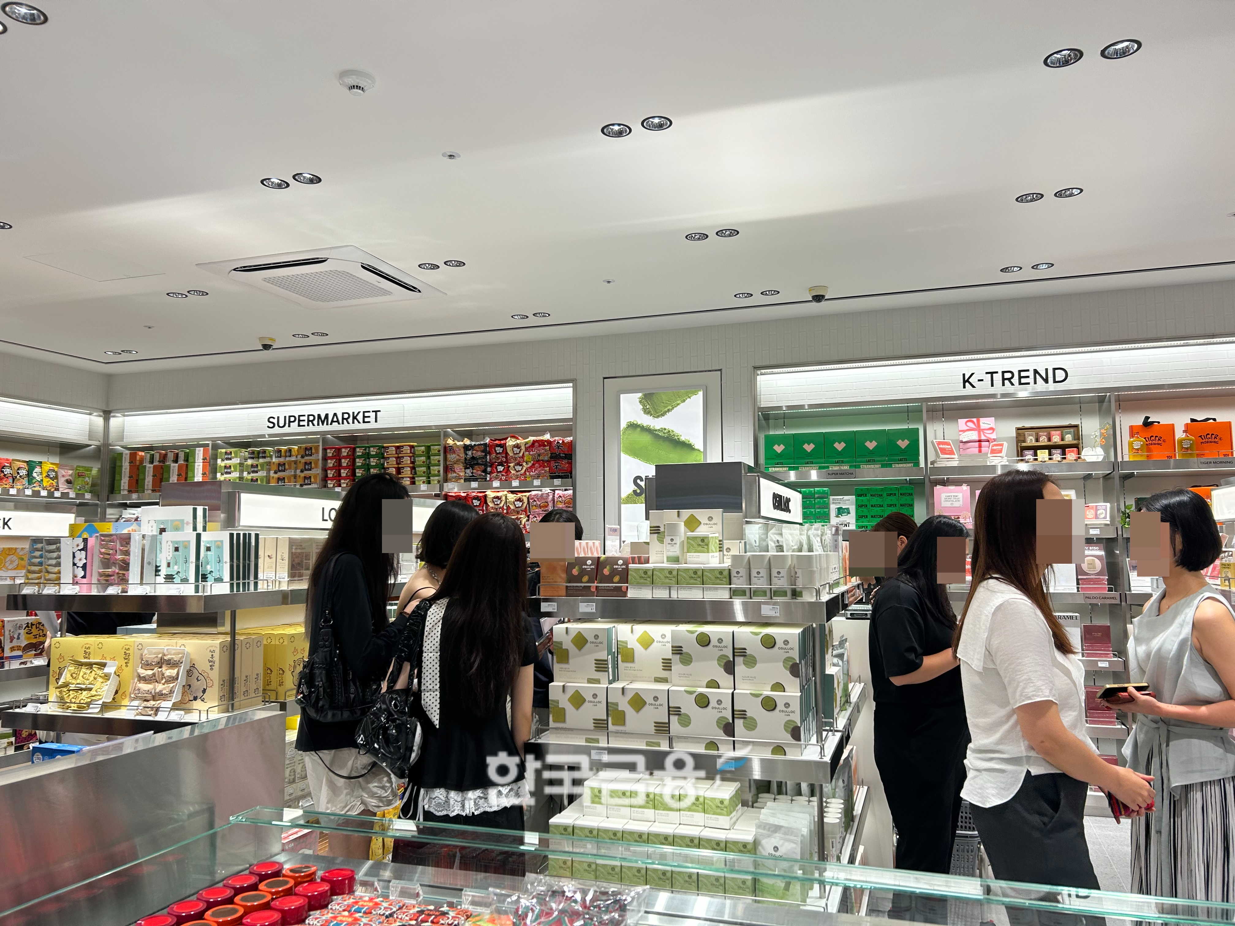 신세계면세점 11층 '테이스트 오브 신세계' 구경하는 소비자들의 모습. /사진=박슬기 기자