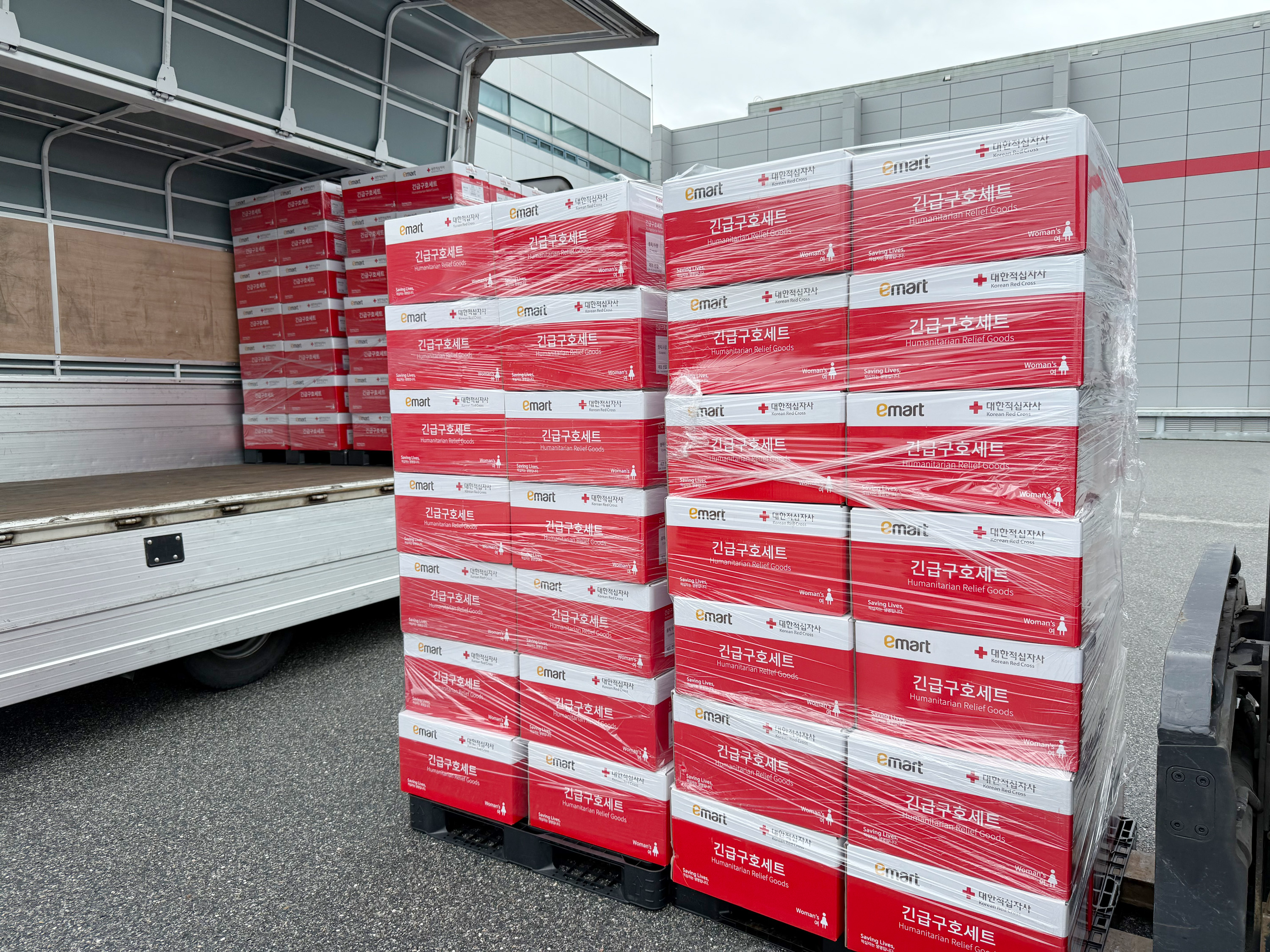 신세계그룹이 집중호우로 피해를 본 이재민들을 위해 성금 5억원을 지원한다. /사진제공=신세계그룹