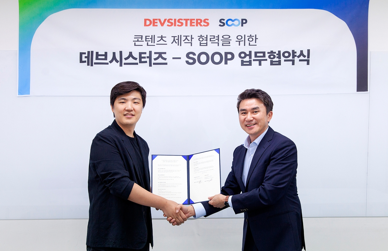 데브시스터즈 조길현 대표(좌)와 SOOP 최영우 대표(우)가 서울 대치동 프릭업 스튜디오에서 업무협약을 체결하며 악수를 나누고 있다. / 사진=데브시스터즈
