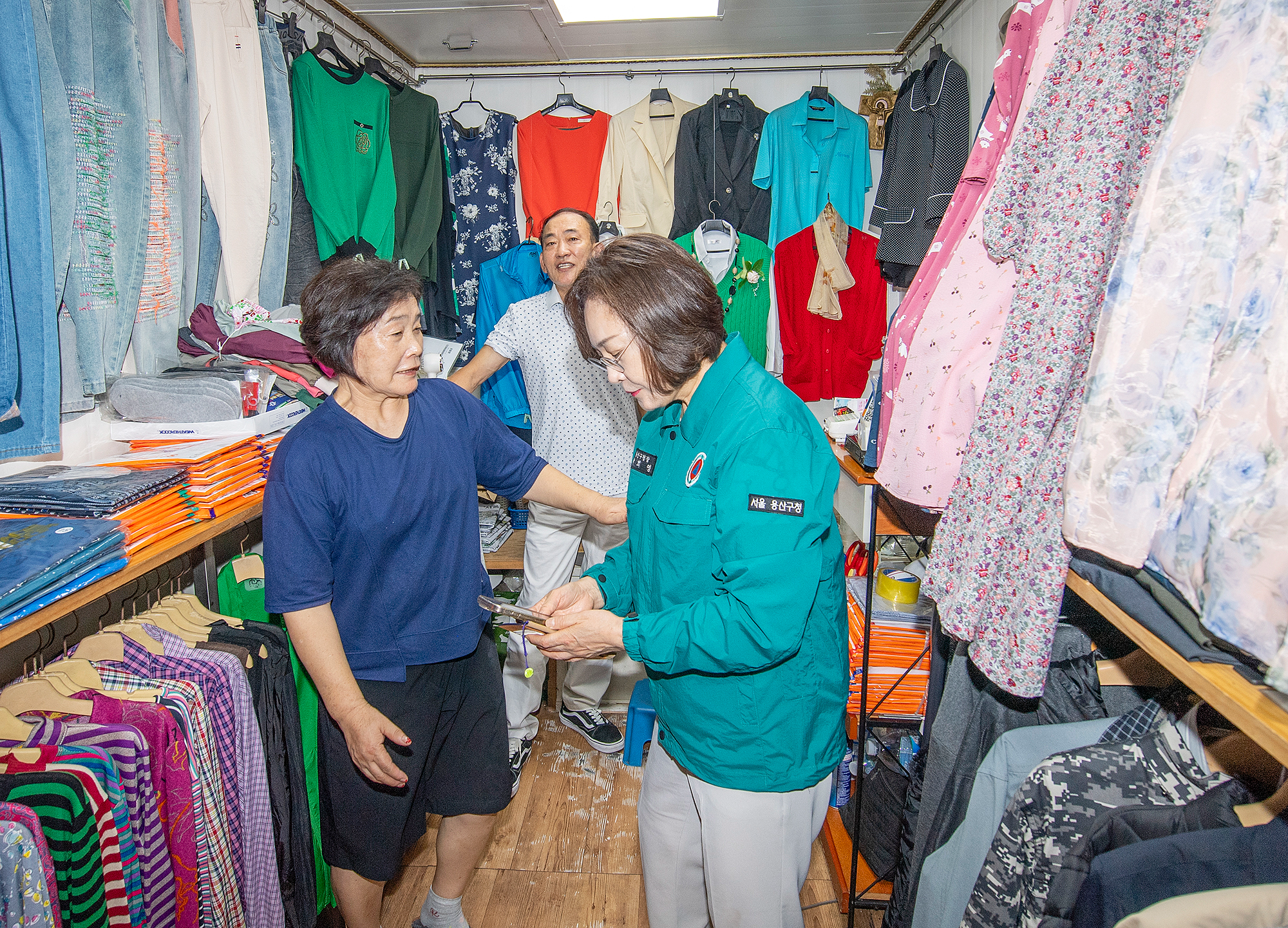 박희영 용산구청장이 전통 시장을 찾아 소비쿠폰으로 직접 의류를 구매하고 있다./사진제공=용산구