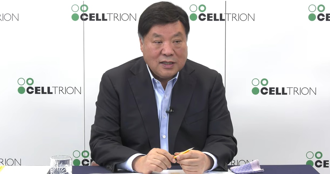 서정진 셀트리온 회장이 29일 열린 셀트리온 기자간담회에서 미국 관세 대응책 마련과 관련해 발표하는 모습. /사진=셀트리온 유튜브 영상 갈무리