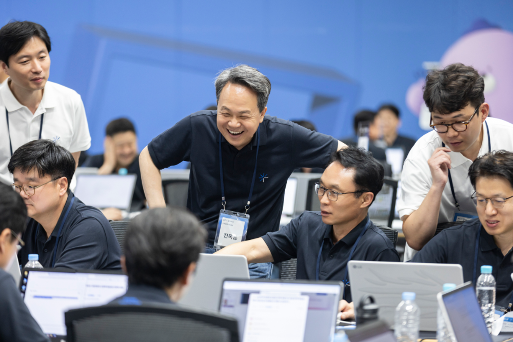 진옥동 신한금융그룹 회장이 하반기 경영포럼에서 AI 활용 미션을 수행 중인 경영진과 담소를 나누고 있다. / 사진제공 = 신한금융지주