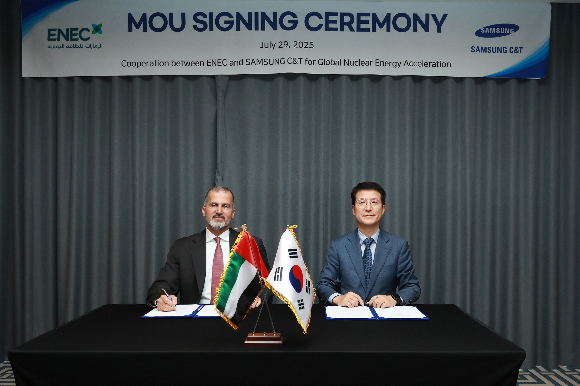 오세철 삼성물산 대표이사 사장(오른쪽)과 모하메드 알 하마디 UAE원자력공사 CEO가 업무협약 체결 후 기념촬영을 하고 있다. /사진제공=삼성물산