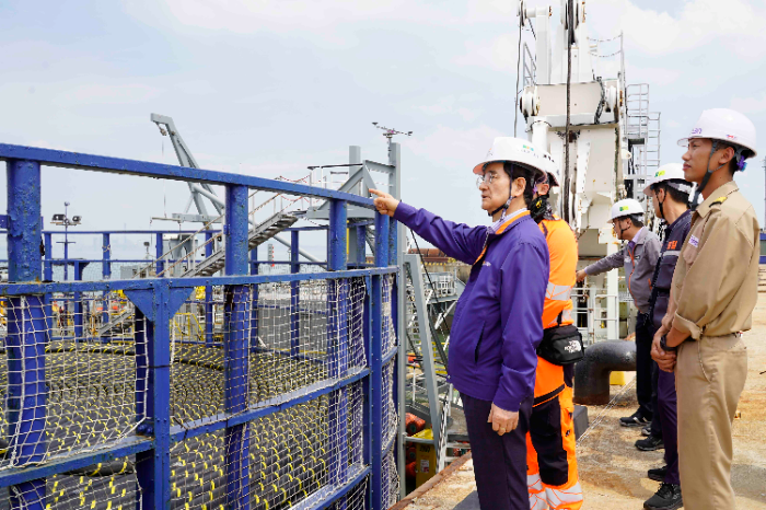 김선규 호반그룹 회장이 대한전선 해저케이블 선적 현장에 방문해 임직원을 격려하고 첫 출하를 축하하고 있다. /사진제공=대한전선
