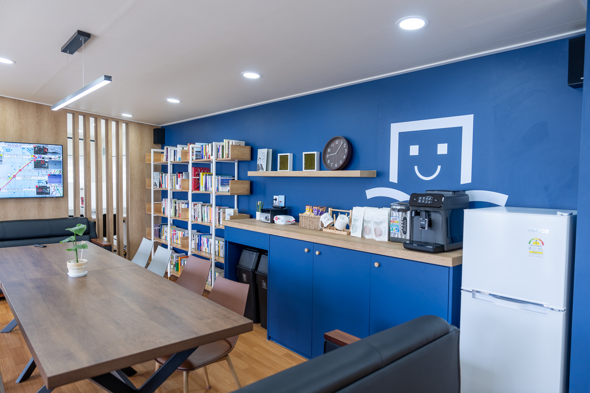 롯데는 지난해 11월 계룡대 공군부대에 장병들을 위한 청춘책방을 개관했다. 청춘책방은 장병들이 자기계발을 할 수 있는 공간을 마련했다. /사진제공=롯데