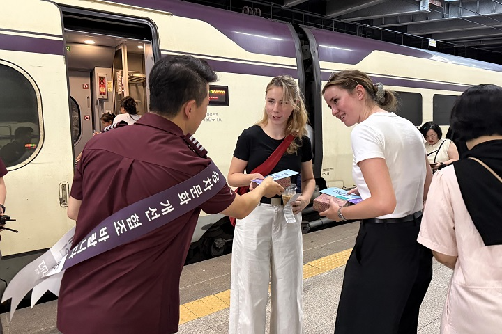 SR 관계자가 고객과 함께하는 SRT 정시운행 캠페인을 진행하는 모습./사진제공=SR