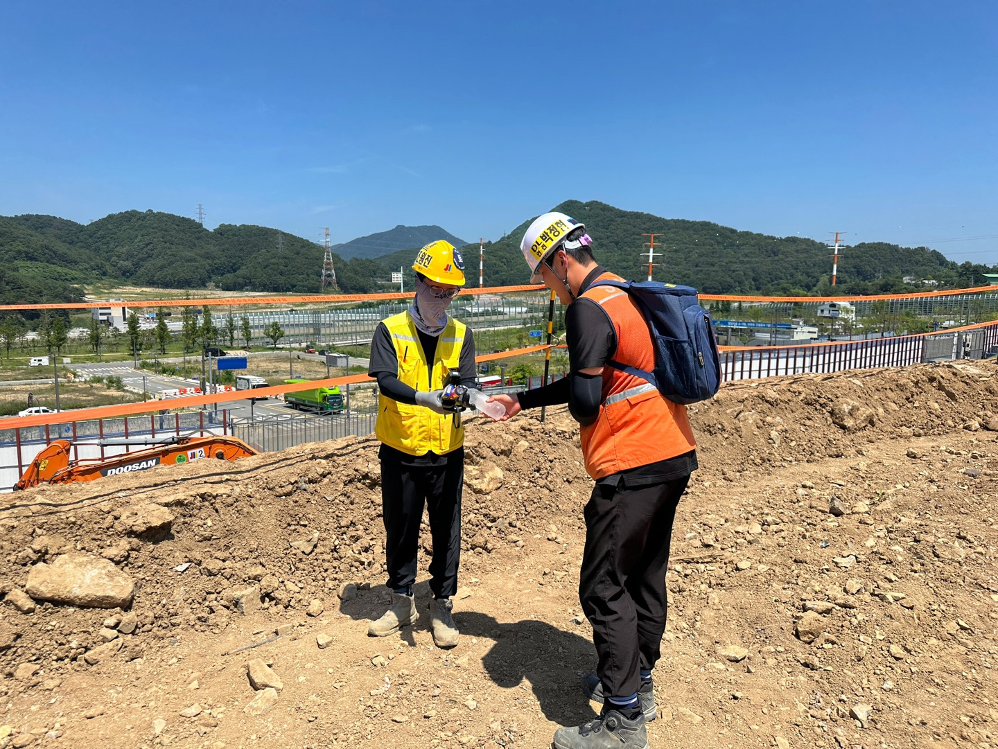 보건관리자의 근로자 물 보급 및 작업 전 토시 보급 사진./사진제공=DL건설