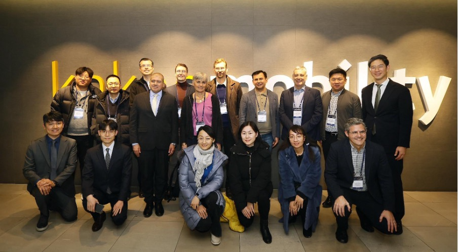 경기 성남시 카카오모빌리티 사옥을 방문한 경제협력개발기구(OECD) 국제교통포럼(ITF) 글로벌 방문단과 카카오모빌리티 관계자들이 기념 촬영을 하고 있다. / 사진=카카오모빌리티