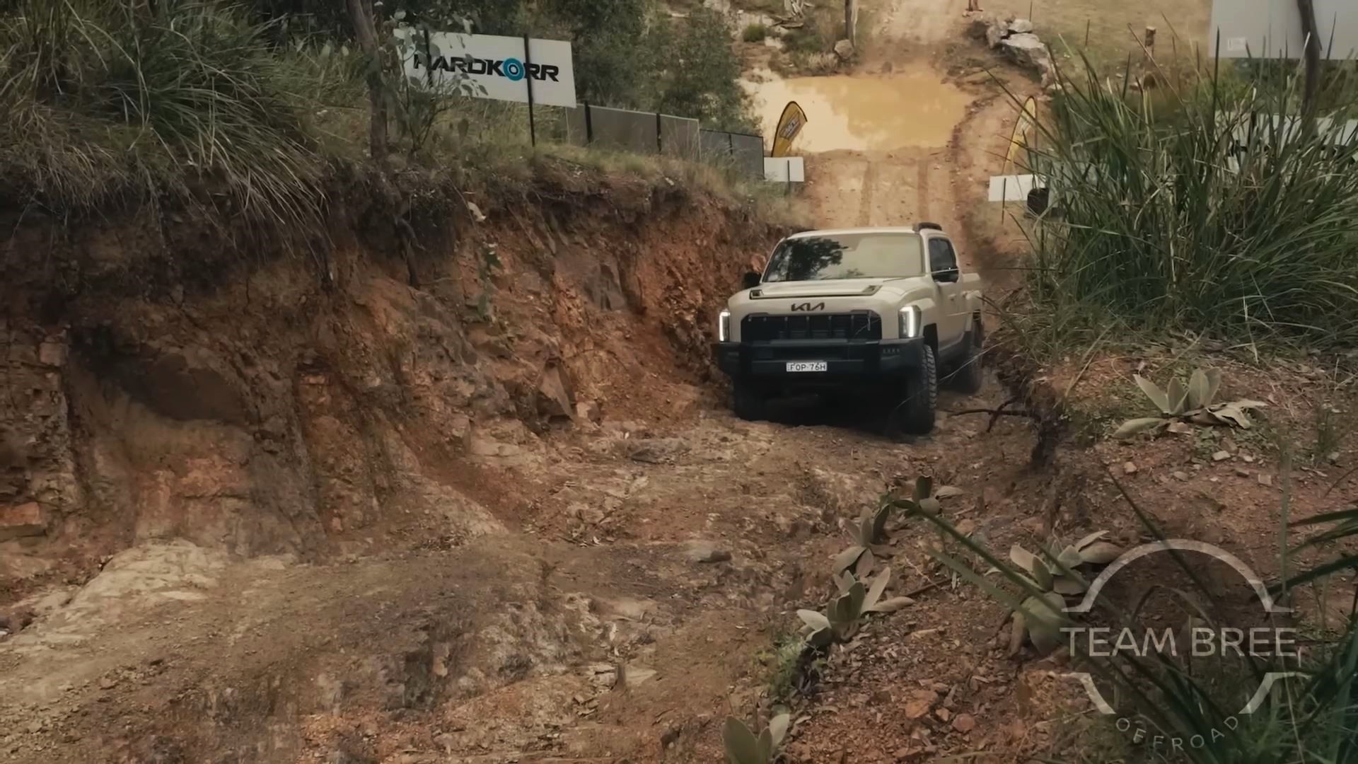 기아 타스만이 한쪽 바퀴가 들린 상황에서도 우수한 트랙션 컨트롤 시스템을 이용해 언덕을 등반하고 있다. 사진= 팀 브리 오프로드(Team Bree Offroad) 유튜브 채널