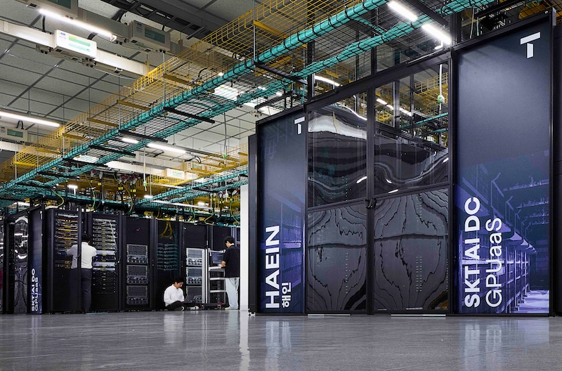 SK텔레콤은 지난 1일 엔비디아 최신 그래픽처리장치(GPU) ‘블랙웰 B200(이하 B200)’ 기반 소버린 GPUaaS를 출시했다고 5일 밝혔다. / 사진=SKT