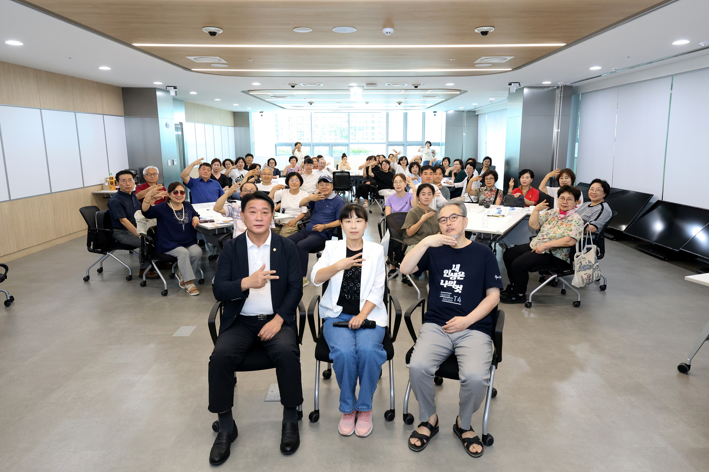 정재천 동작구의장과 김영림 實里會 대표의원이 주민들과 기념촬영을 하는 모습./사진제공=동작구의회