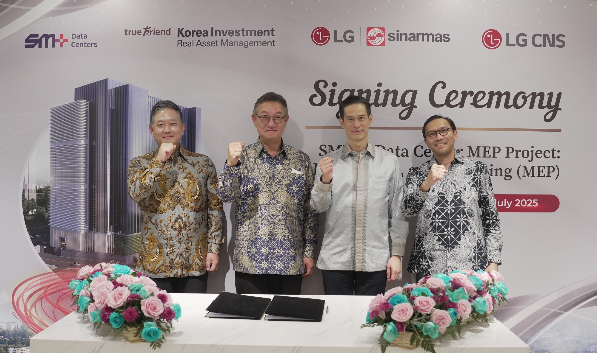 현신균 LG CNS 사장(왼쪽 두번째)과 빌쳉 시나르마스 그룹 계열사 에스엠플러스(SM+) 회장(왼쪽 세번째) 등이 계약체결 후 기념촬영하는 모습. / 사진=LG CNS