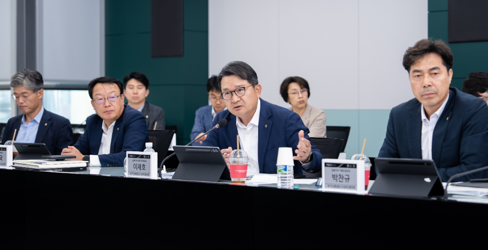 지난 6월 개최된 '제1차 신사업추진협의회'에서 이재호 농협금융지주 전략기획부문 부사장(가운데)이 발언하고 있다. / 사진제공 = NH농협금융지주